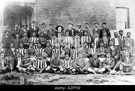 Mahatma Gandhi torna sesta dalla segretaria di sinistra Miss Sonia Schlesin Passive Resisters Soccer Club Johannesburg Sud Africa 1913 immagine anni '1900 Foto Stock