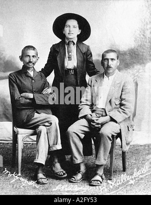 Mahatma Gandhi e la segretaria Sonia Schlesin e amico il dottor Hermann Kallenbach prima di marzo da Natal a Transvaal Sudafrica 1913 annata Foto Stock