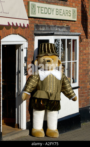 Orsacchiotto di peluche in costume Shakesperian al di fuori del negozio a Stratford on Avon Foto Stock