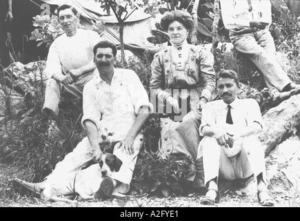 Albert H. West (in alto a sinistra), Hermann Kallenbach e Mahatma Gandhi a Tolstoy Farm, Transvaal, Sud Africa, 1910, vecchia immagine del 1900 Foto Stock