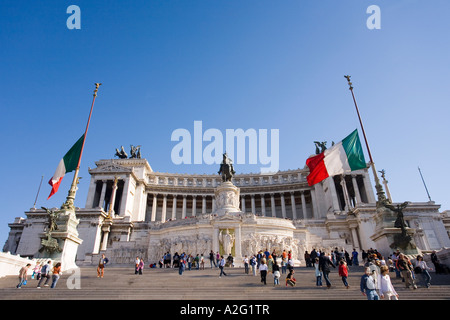Monumento di Vittorio Emanuele II Vittorio Emanuele II o Altare della Patria Altare della Patria o il Vittoriano in estate il sole s Foto Stock