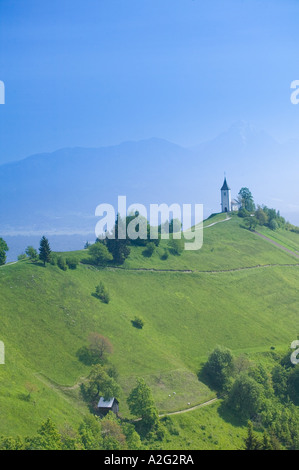 La SLOVENIA, GORENJSKA, Jamnik: Chiesa di San Prim & Kamnik, Savinja Alpi / mattina Foto Stock