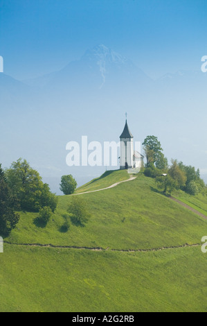 La SLOVENIA, GORENJSKA, Jamnik: Chiesa di San Prim & Kamnik, Savinja Alpi / mattina Foto Stock