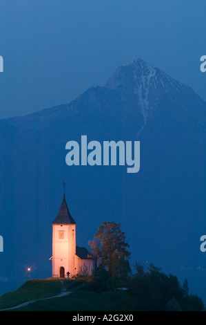 La SLOVENIA, GORENJSKA, Jamnik: Chiesa di San Prim & Kamnik, Savinja Alpi / sera Foto Stock