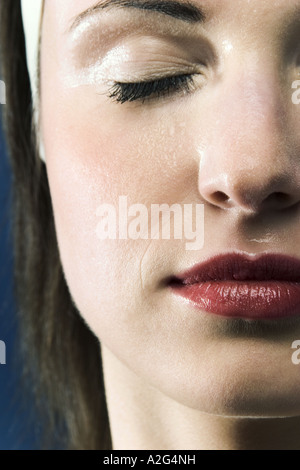 1220885 indoor studio donna giovane 25 30 brunette capelli lunghi chiudere occhio ritratto close up sorriso sorridente compongono il labbro labbro labbra Foto Stock