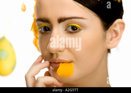 1220992 indoor studio giovane donna bruna 25 30 compongono gli occhi dell'occhio Ombretto giallo cosmatology Cosmetici cura di bellezza feat Foto Stock