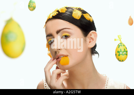 1220993 indoor studio giovane donna bruna 25 30 compongono gli occhi dell'occhio Ombretto giallo cosmatology Cosmetici cura di bellezza feat Foto Stock