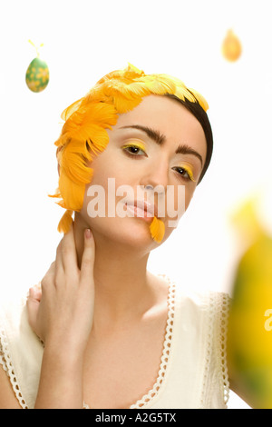 1220994 indoor studio giovane donna bruna 25 30 compongono gli occhi dell'occhio Ombretto giallo cosmatology Cosmetici cura di bellezza feat Foto Stock