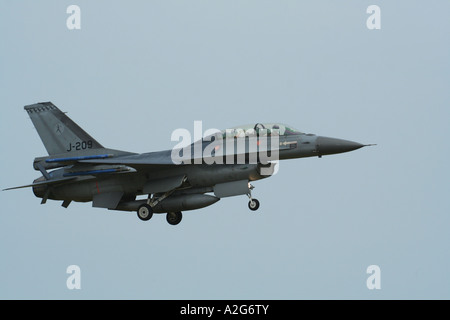 F-16 Fighting Falcon in atterraggio a Waddington Airshow internazionale Foto Stock