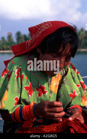 Panama, Kuna donna la cucitura di una mola. Gli Indiani Kuna eseguire le isole autonomamente (MR) Foto Stock