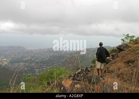 Freetown Sierra Leone uomo che guarda verso Kroo baia e Susan baia Foto Stock