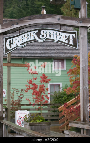 Stati Uniti d'America, Alaska, a sud-est di Alaska, KETCHIKAN: edifici sul Ketchikan Creek Boardwalk; Creek Street Sign Foto Stock