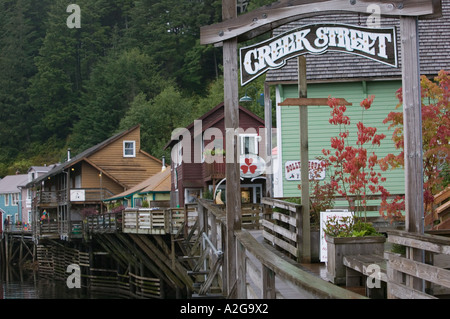 Stati Uniti d'America, se Alaska KETCHIKAN, Ketchikan Creek Boardwalk; strada segno del vecchio quartiere a luci rosse Foto Stock