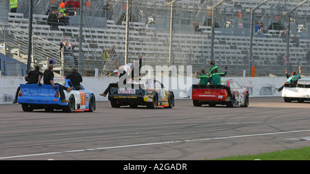 V8 tipo Nascar auto e pit crew per celebrare la fine della stagione Foto Stock