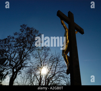 Il sole splende fuori una grande croce Foto Stock