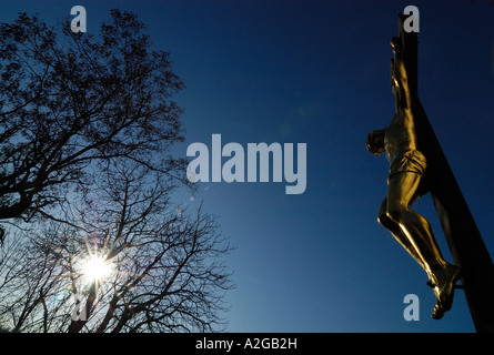 Il sole splende fuori una grande croce Foto Stock