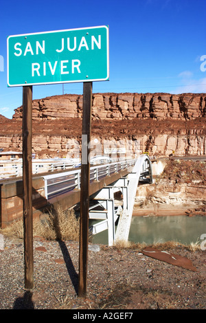 Il fiume San Juan e ponte in prossimità di Mexican Hat Utah Foto Stock