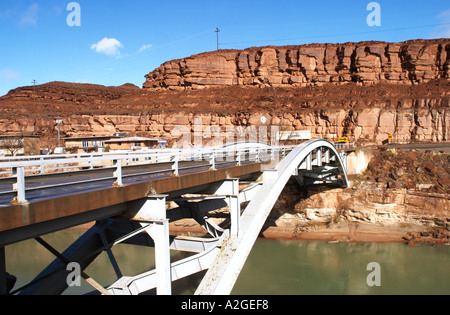 Il fiume San Juan e ponte in prossimità di Mexican Hat Utah Foto Stock