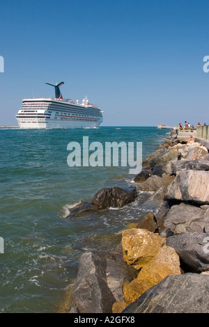 Nave da crociera Carnival partenza dal porto di destinazione. Port Canaveral, Florida Foto Stock