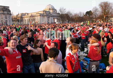 Grande folla di Welsh rugby fan di celebrare il Galles vincere una partita internazionale di Cardiff South Wales UK Foto Stock