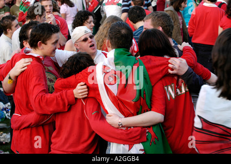 Grande folla di Welsh rugby fan di celebrare il Galles vincere una partita internazionale di Cardiff South Wales UK Foto Stock