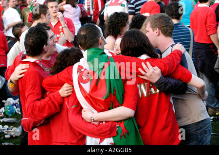 Grande folla di Welsh rugby fan di celebrare il Galles vincere una partita internazionale di Cardiff South Wales UK Foto Stock