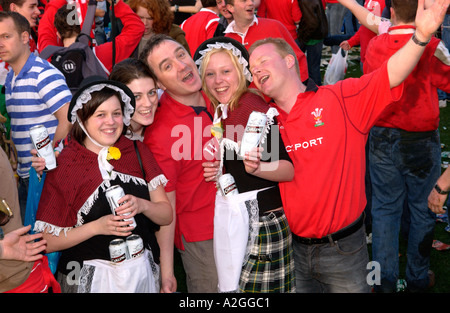 Grande folla di Welsh rugby fan di celebrare il Galles vincere una partita internazionale di Cardiff South Wales UK Foto Stock