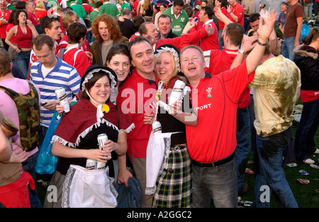 Grande folla di Welsh rugby fan di celebrare il Galles vincere una partita internazionale di Cardiff South Wales UK Foto Stock