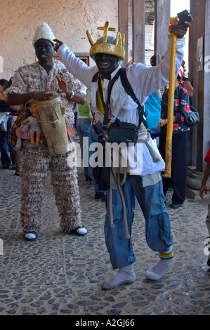 Congo uomini di cultura costituiscono per la fotocamera al bi riunione annuale dei diavoli e congos. Portobelo, Colon, Panama America Centrale Foto Stock