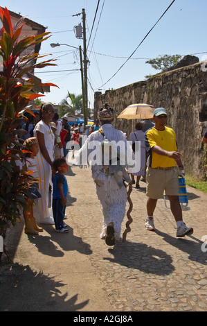 Congo uomini di cultura costituiscono per la fotocamera al bi riunione annuale dei diavoli e congos Portobello Colon Panama America Centrale Foto Stock