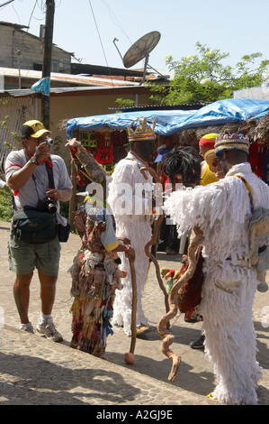 Congo uomini di cultura costituiscono per la fotocamera al bi riunione annuale dei diavoli e congos. Portobelo, Colon, Panama America Centrale Foto Stock