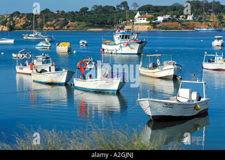 Fisher ancoraggio barche a Ria de Alvor, Alvor, Algarve, PORTOGALLO Foto Stock