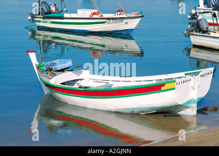 Fisher ancoraggio barche a Ria de Alvor, Alvor, Algarve, PORTOGALLO Foto Stock