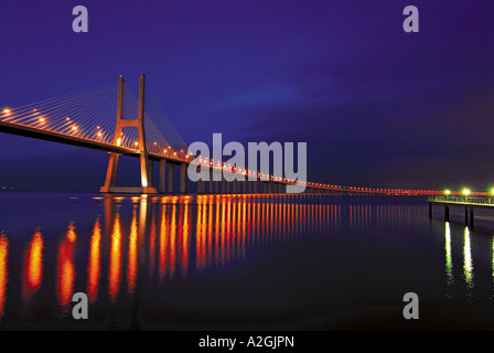 Ponte Vasco da Gama oltre il fiume Tago di notte, Lisbona, Portogallo Foto Stock