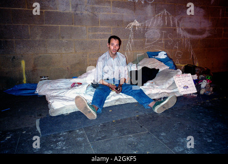 Senzatetto uomo dorme nel sottopasso da South Bank Foto Stock