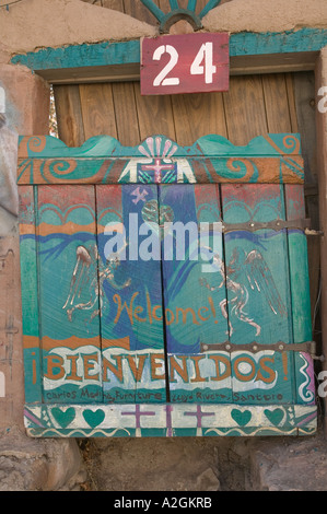 Stati Uniti d'America, Nuovo Messico, Chimayo: Santuario De Chimayo Zona Chiesa la pittura di benvenuto Foto Stock