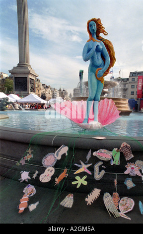 Venere di Milo sul suo smerlo gigante a guscio in una delle fontane in Trafalgar Square a manifestazione di arte in piazza. Foto Stock