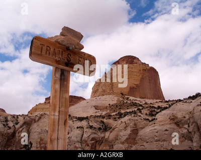 Parco nazionale di Capitol Reef, Utah. Stati Uniti d'America. Segno di seguito il trono dorato alla fine del sentiero escursionistico. Foto Stock