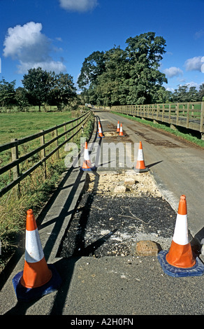 Le riparazioni stradali sulla strada locale nelle vicinanze del Lacock village Wiltshire, Inghilterra UK UE Foto Stock