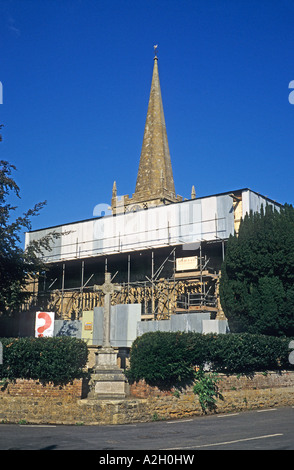 La chiesa di San Nicola Bromham Wiltshire, Inghilterra UK UE sottoposti a riparazioni estese Foto Stock