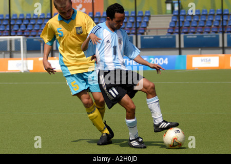 Javier Sosa di Argentina nel primo round della 7 a lato di competizione di calcio contro l'Ucraina durante il Atene 2004 Paralimpici Foto Stock