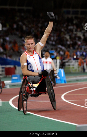 Dave Weir GBR punzoni l'aria nella celebrazione presso la sua medaglia d argento al traguardo nella mens T54 100m durante la Atene 2004 G Paralimpico Foto Stock