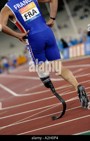 Dominique Andre fra argento nella mens 4 x 100m T42 T46 categoria durante la finale di Atene 2004 Giochi Paralimpici Foto Stock