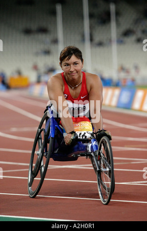 Chantal Petitclerc del Canada dopo aver attraversato la linea in primo luogo nella womens T54 200m si riscalda durante l'Atene 2004 Paralymp Foto Stock