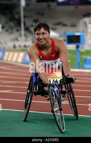 Chantal Petitclerc del Canada sorride dopo aver attraversato la linea in primo luogo nella womens T54 200m riscalda durante Atene 2004 Foto Stock