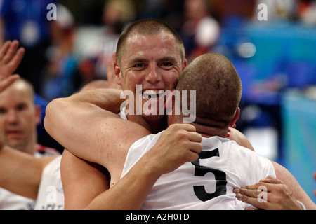 Simon Munn e Fred Howley di Gran Bretagna abbraccio vicenda dopo aver vinto la medaglia di bronzo di Atene 2004 Giochi paralimpici Foto Stock