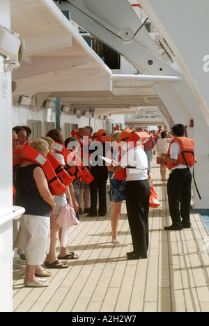 Crociera mediterraneo nave passeggeri a bordo nave da crociera in mare in pratica obbligatoria della scialuppa di salvataggio le procedure di evacuazione per abbandonare la nave Foto Stock