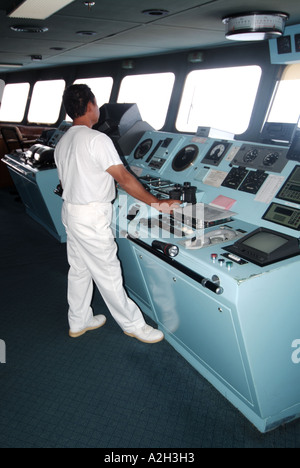 Mediterraneo a vista mare di controlli a ponte sulla canna Foto Stock