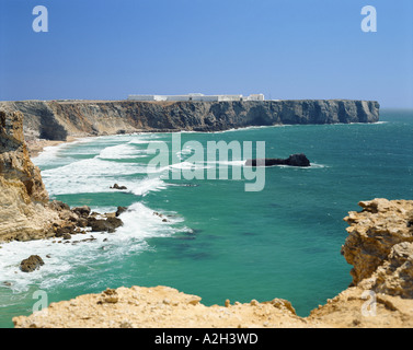 Il Portogallo, Algarve occidentale, O Tonel spiaggia a Sagres, vedendo la fortezza e il promontorio di distanza Foto Stock