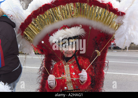 Ragazzo in rosso costume di carnevale sorridente ,Mummer Parade, Philadelphia , Pennsylvania,USA Foto Stock